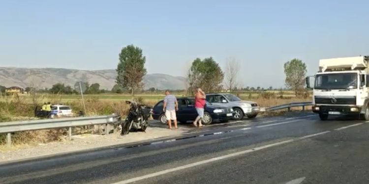 Foto/ Përplasen dy motoçikleta në aksin Lezhë-Shkodër, tre të plagosur