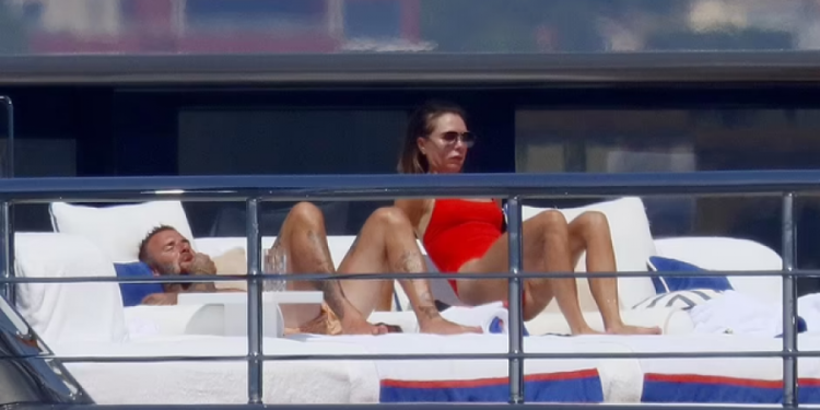 Gjithë sytë te linjat trupore të Victoria Beckham