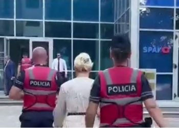 Me fustan të bardhë dhe e rrethuar nga Shqiponjat, mbërrin në ambientet e GJKKO-së gjyqtarja e arrestuar