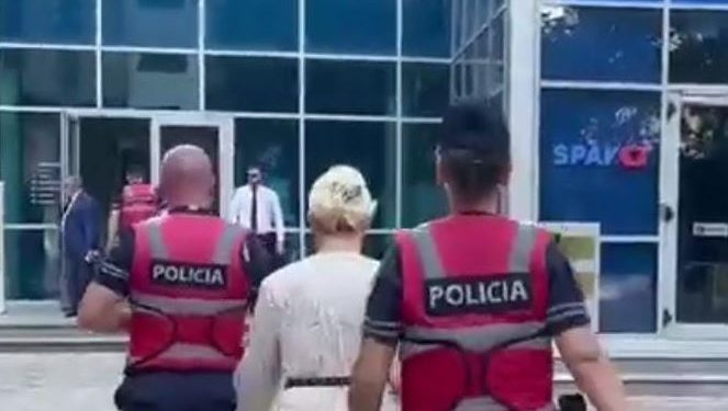 Me fustan të bardhë dhe e rrethuar nga Shqiponjat, mbërrin në ambientet e GJKKO-së gjyqtarja e arrestuar