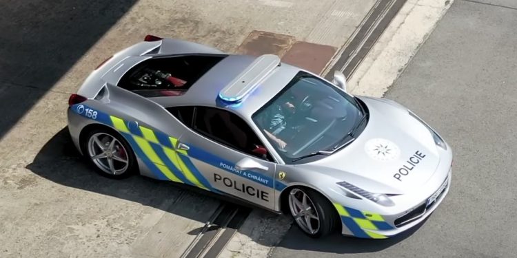 Policia çeke shton në flotën e saj të makinave një Ferrari të sekuestruar nga kriminelët
