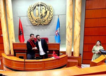 Erjon Veliaj i dorzonë pashaportën Shqiptare këngëtarit Kosovar Asim Gashi