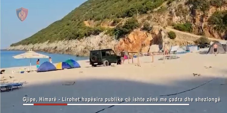 Kishin zënë hapësirën publike me shezlongë dhe çadra në Gjipe, nën hetim 4 administratorë subjektesh