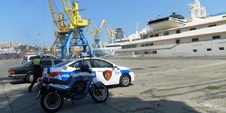 Tenton të kalojë kufirin me dokumente false, egjiptiani kapet në portin e Durrësit