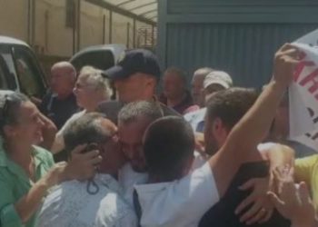 Abuzimet me tenderat/Lirohet kryekomisari dhe vartësit e tij, qytetarët i presin me duartrokitje dhe përqafime
