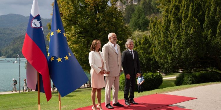 Rama shkon në Slloveni, merr pjesë në Forumin Strategjik të Bledit