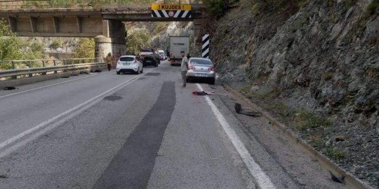 Aksident në Librazhd/ Përfshihen një kamion dhe 7 autovetura
