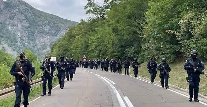 Reciprociteti/ Tensionohet situata në veri të Kosovës. KFOR: Gati për ndërhyrje nëse cenohet stabiliteti  Tensionohet situata në veri të Kosovës. Serbët kanë bllokuar me kamionë, dhe me mjete tjera, rrugët që çojnë drejt dy pikëkalimeve kufitare që lidhin Kosovën dhe Serbinë – Jarinjë dhe Bërnjak.  Situata është agravuar vetëm një ditë para se të hyjnë në fuqi dy vendime të Qeverisë së Kosovës që kanë të bëjnë me targat dhe dokumentet serbe.