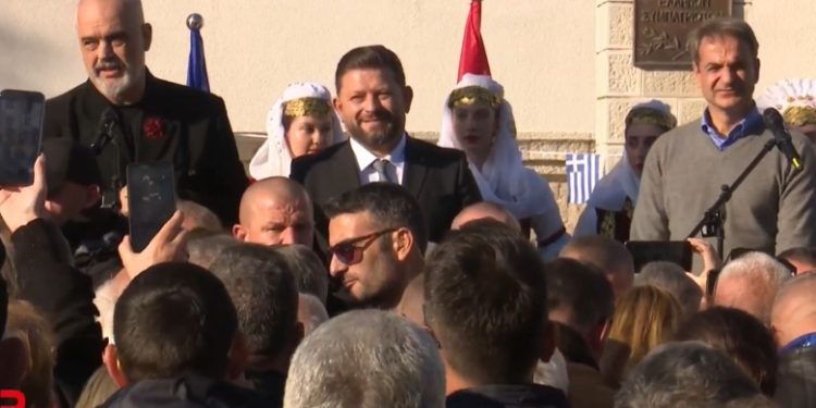 Rama e mbyll me batuta fjalën e tij në Derviçan: Asnjëherë nuk janë mbledhur për mua kaq shumë njerëz sa për Mitsotakis