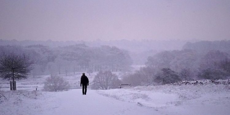 Bora, akulli dhe mjegulla e ftohtë ‘pushtojnë’ Britaninë, anulohen fluturimet nga tre aeroporte