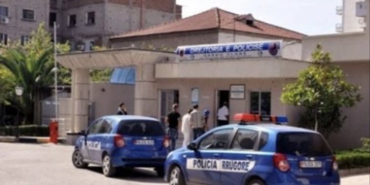 Përplasi me makinë 3-vjeçaren në Sarandë, merr fund arratia për 22-vjeçarin, vihet në pranga