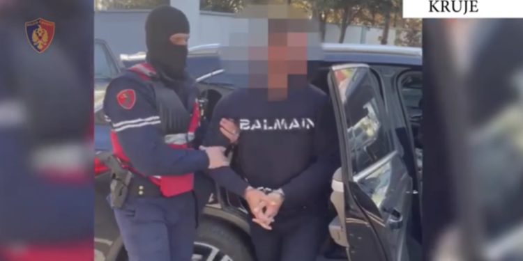Kë do të vriste? Arrestohet i riu në Fushë Krujë, u kap me pistoletë gati për qitje
