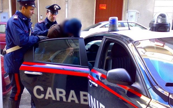 Pa policinë dhe hodhi kokainën mbi gardhin e parkut të lojërave, vihet në pranga shqiptari në Itali