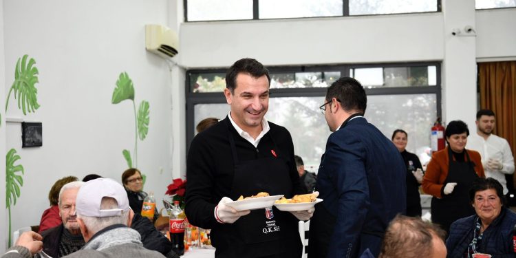 Festat e fundvitit, Veliaj shërben drekën për njerëzit në nevojë: Tirana një qytet solidar, të ndihmomë më shumë njëri-tjetrin