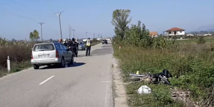 Po kalonte rrugën, 63-vjeçarja përplaset nga motori tek “Kapelja” në Vlorë