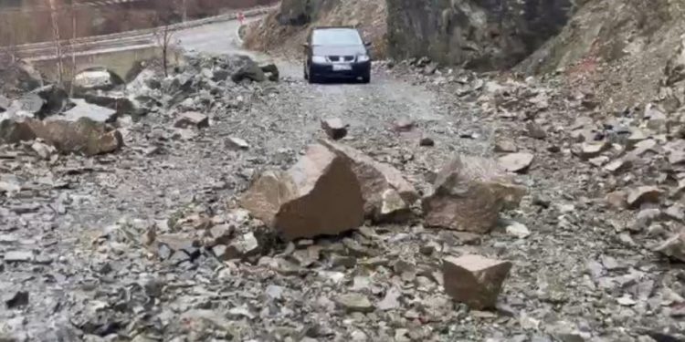 Kukësi ‘bllokohet’ nga moti i keq! Inertet bëjnë të pakalueshme rrugën në 8 fshatra, rezervuarët në monitorim