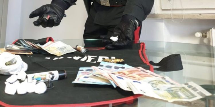 “Kemi ardhur te të fejuarat”, doza kokaine në çakmakë falso e telekomandë makine, arrestohen dy të rinjtë shqiptarë në Itali