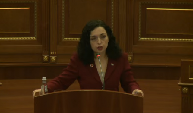 “Përçarëse”, “inatçore”, “notere e Kurtit”, kritikohet ashpër presidentja Osmani për fjalimin vjetor në Kuvend