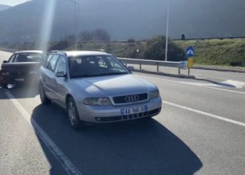 Aksident në Pogradec, “Benzi” del nga rruga, lëndohet shoferi