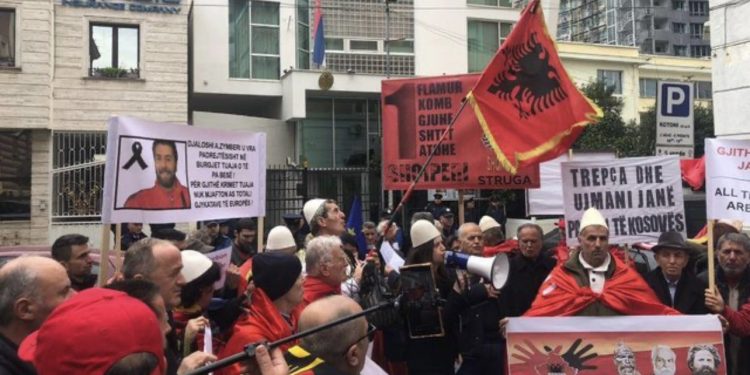 Tensionet në Veri/ Dhjetëra qytetarë e aktivistë protestojnë para ambasadës serbe në Tiranë në mbështetje të Kosovës