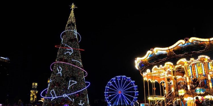 FOTOT/ Magjia e festave të fundvitit ndihet edhe në Tiranë, qyteti zbukurohet me dritat festive