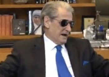Dy ditë pas dhunës, Berisha shfaqet me syze dielli në zyrë! Pret ish-presidentin kroat