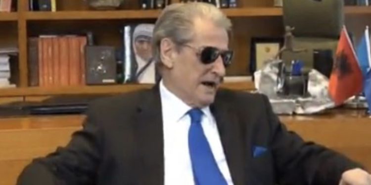 Dy ditë pas dhunës, Berisha shfaqet me syze dielli në zyrë! Pret ish-presidentin kroat