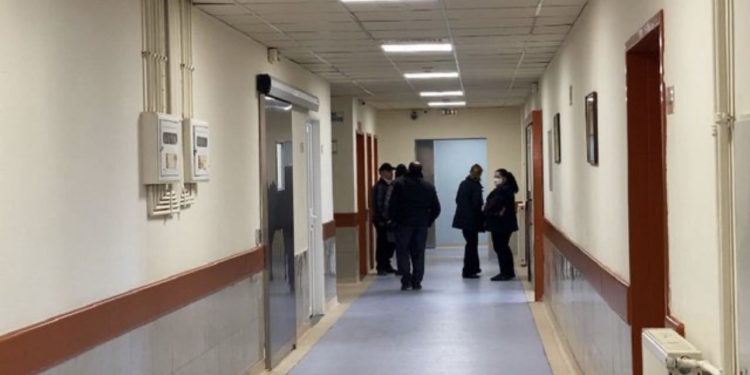 Hetimi për helmimin në Shkodër! Acid në shishen me ujë, dyshime se shishja ishte e falsifikuar