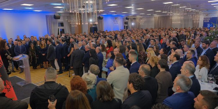 FOTO/ 32-vjetori i themelimit të PD! Berisha e Meta bashkë në festën e demokratëve! Të pranishëm deputetë e themelues ndër vite