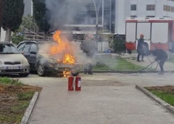 Përfshihet nga flakët makina e parkuar në Fier