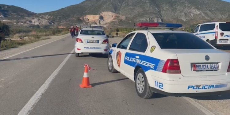 FOTO/ Përplasen dy makina në rrugën Gjirokastër-Tepelenë, dy të plagosur