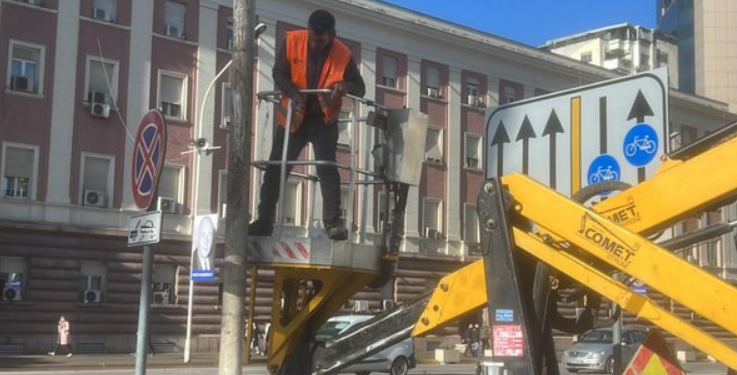 FOTOLAJM/ Nis zbatimi i masave të sigurisë, mbyllen bizneset tek “zona e kuqe”, shtyllat e tensionit lyhen me graso tek Kryeministria