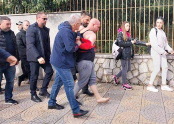FOTO/ Gjysmë i zhveshur dhe i zbathur, 31-vjeçari që sulmoi Berishën tërhiqet nga turma e irrituar, shoqërohet nga ish-drejtuesi i policisë