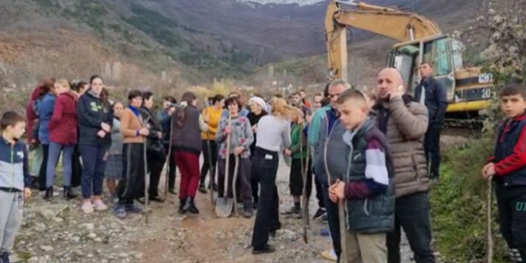 Me kazma e lopata, protesta e banorëve kundër marrjes së burimit të ujit: Bashkia do t’ia japë Maqellarës