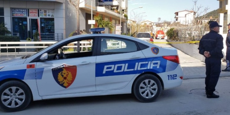 E RËNDË në Sarandë/ Po kalonte rrugën me nënën, makina përplas të miturën! Ndodhet në gjendje kritike