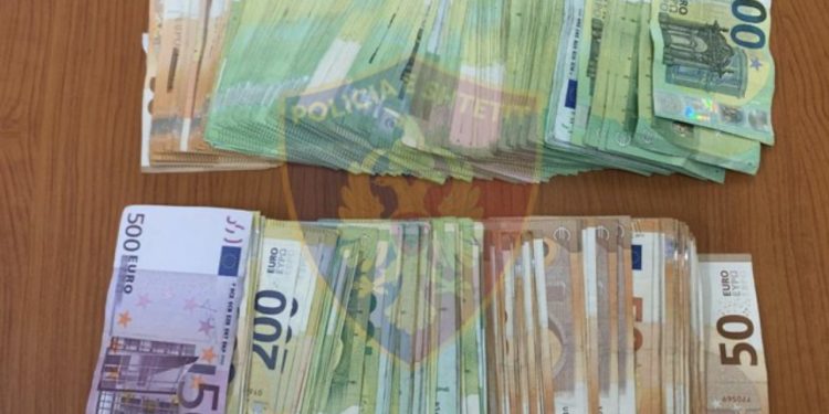 Tentuan të kalonin kufirin me mijëra euro të padeklaruara, vihen nën hetim dy të rinj nga Gjilani