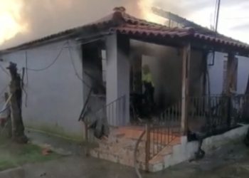 Digjet shtëpia në Fier, rrezikohen shtëpitë pranë, ndërhyjnë forcat zjarrfikëse