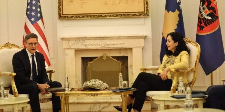 Dialogu Kosovë-Serbi, këshilltari i DASH takon Kurtin dhe Osmanin! Presidentja: Të gatshëm të vazhdojmë dialogun! Kërkojmë…