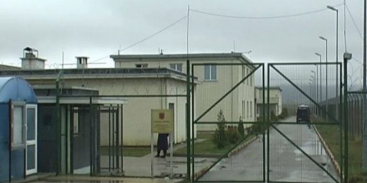 EMRI/ Tentoi të fuste drogë brenda burgut të Drenovës, arrestohet efektivi