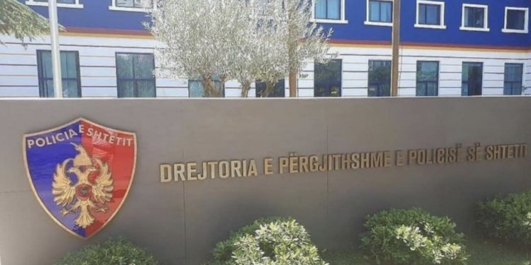 EMRI/ U kap me drogë në makinë, përjashtohet një tjetër efektiv nga Policia e Shtetit! Kishte makinë me xhama të zinj, nuk i ndaloi postobllokut dhe ofendoi kolegët