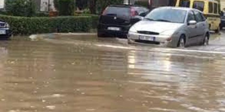Moti i keq/ IGJEUM jep alarmin për përmbytje, cilat zona rrezikohen