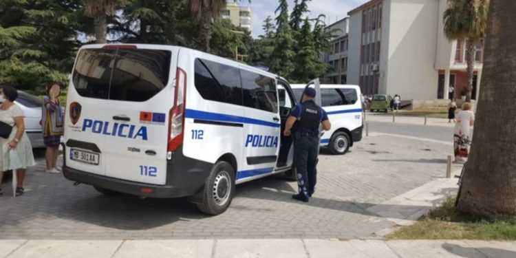 Braktisi mjetin me drogën brenda dhe u largua, merr fund arratia për 22-vjeçarin në Shkodër