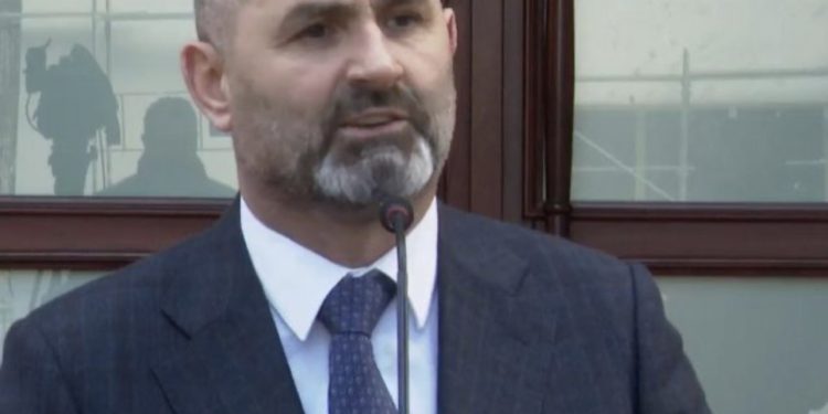 Spartak Dobi tha se e ka takuar, Manja: Nuk e njoh fare, pensionist i rënduar psikologjikisht