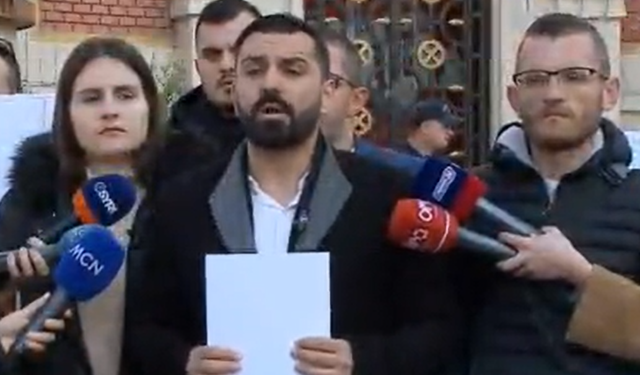 Nisma ‘Thurrje’ protestë para bashkisë Tiranë: Pse s’bëhet publik buxheti i shtetit? Dëgjuam që këtë vit do të paguajmë 51 miliardë lekë më shumë