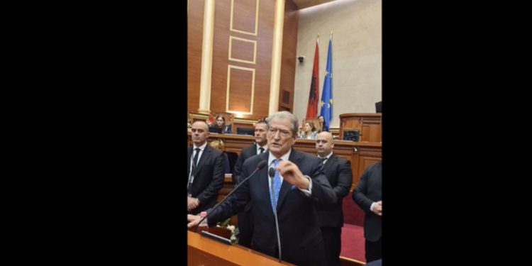 Berisha se “lëshon” foltoren, lidhet live në Facebook! Kaos në Kuvend