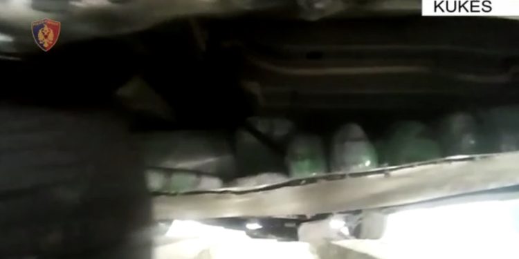 EMRI/ Kapen 70 kilogramë kanabis në Morinë, arrestohet 48-vjeçari nga Rumania! Drogën e kishte fshehur poshtë “Benzi-it”