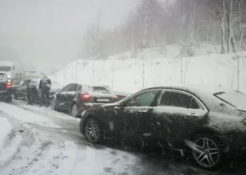 Dibra “paralizohet” nga reshjet e borës, Policia devijon trafikun në aksin Klos- Qafë Murrizë,  ja si do të bëhet lëvizja