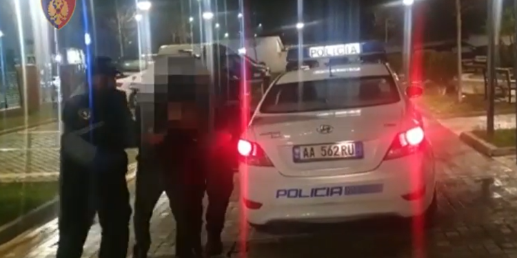 VIDEO/ Lëvizte me pistoletë në brez, arrestohet 41-vjeçari në Tiranë