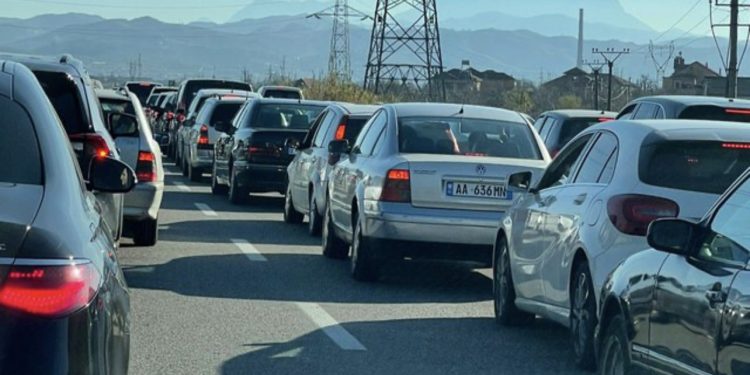 Prej 1 orë të ngecur në trafik, bllokohet qarkullimi në autostradën Tiranë-Elbasan