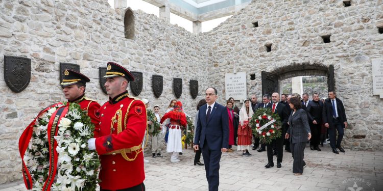 Presidenti Begaj vendos kurorë në Memorialin e Skënderbeut në Lezhë: Gjergj Kastrioti nuk është një legjendë, por një hero